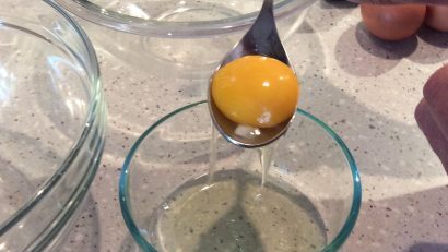 卵黄と卵白に分ける